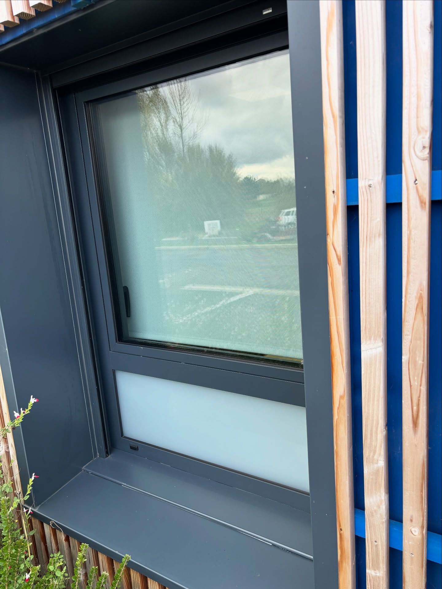 Fenêtre moderne avec cadre en métal