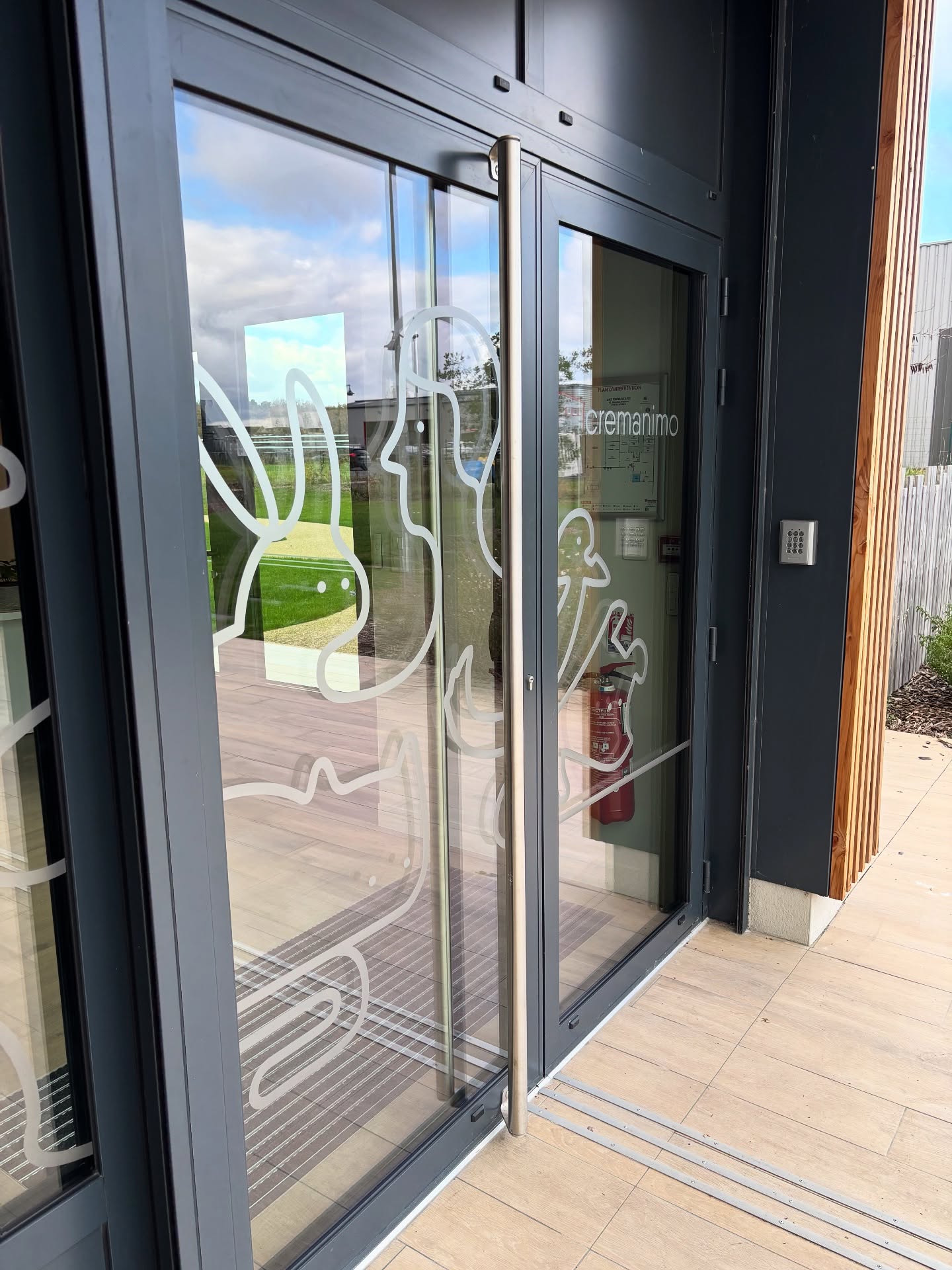 Entrée avec décorations de silhouette d'animaux