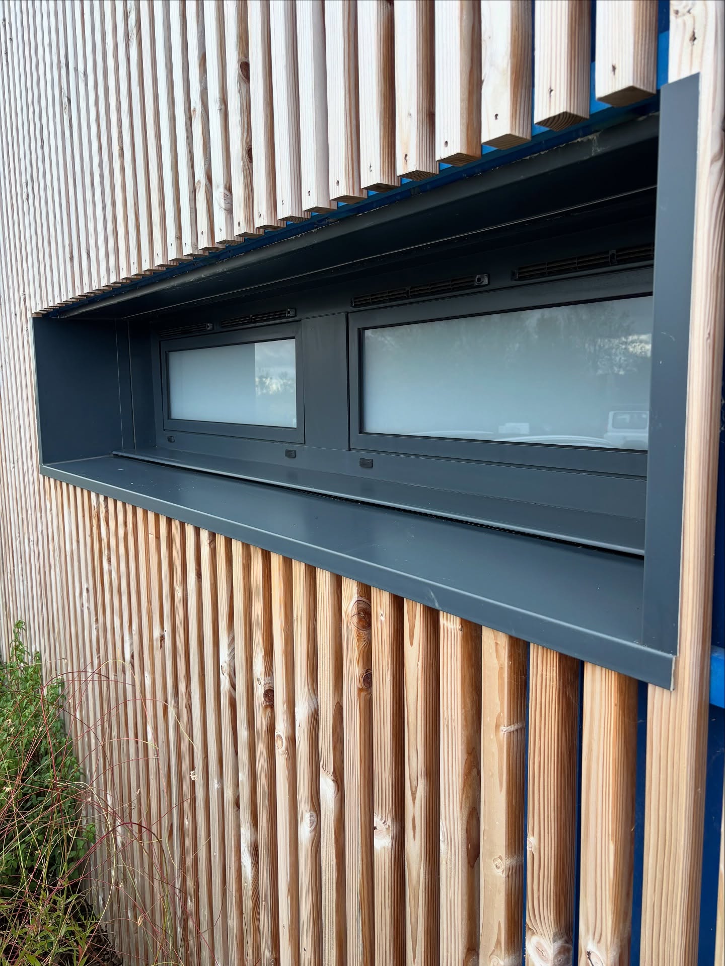 Fenêtre moderne avec bardage en bois