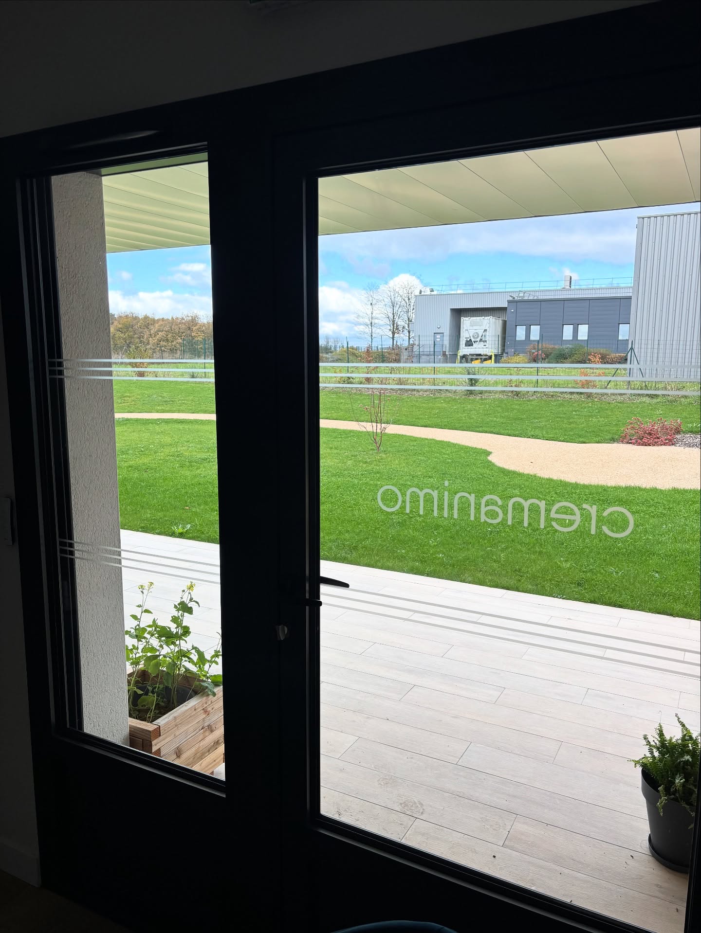 Vue sur jardin depuis une porte vitrée