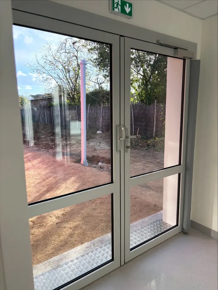 Porte vitrée avec sortie de secours