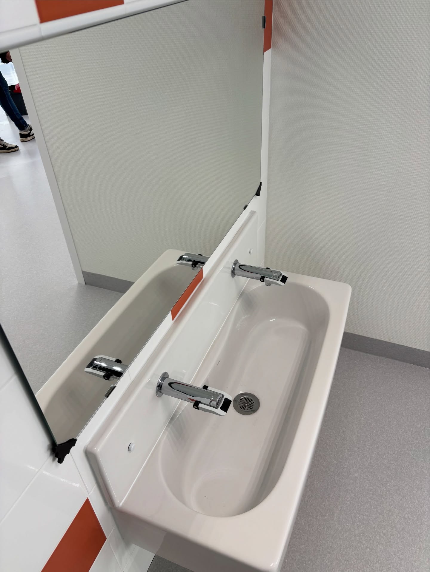 Lavabo moderne avec miroir