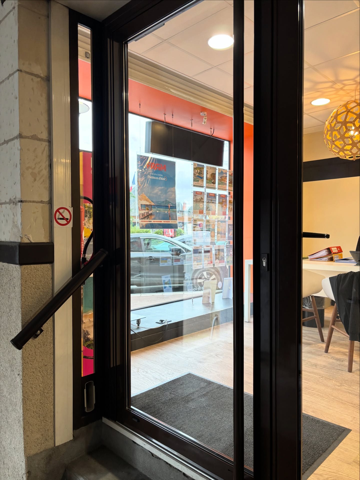 Entrée vitrée d'un magasin avec affiches
